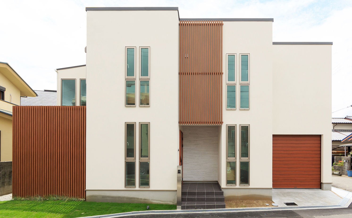 吹抜けの家  福山住宅 【2500～3000万円】彩り鮮やかで上品なインテリアで空間をデザイン。ガラス張りのインナーガレージのある家の建築実例画像1