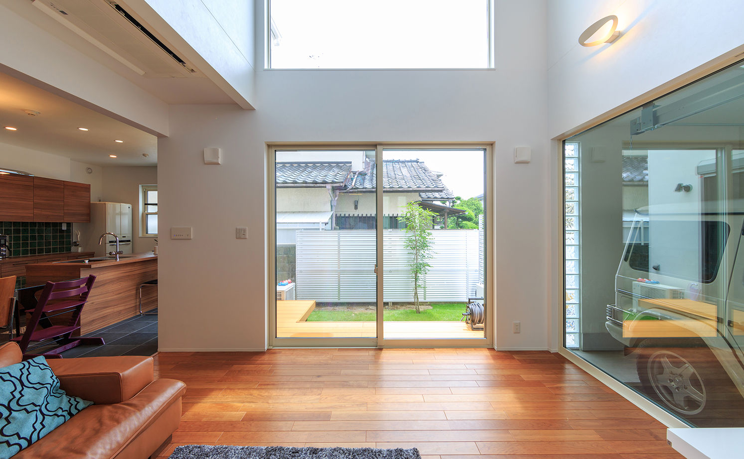 吹抜けの家  福山住宅 【2500～3000万円】彩り鮮やかで上品なインテリアで空間をデザイン。ガラス張りのインナーガレージのある家の建築実例画像2