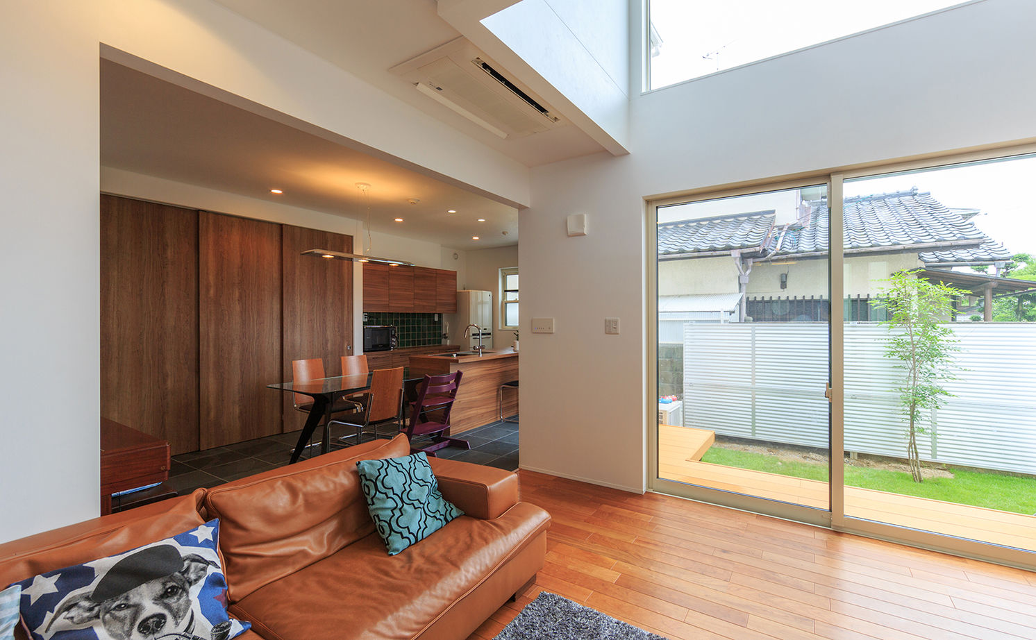 吹抜けの家  福山住宅 【2500～3000万円】彩り鮮やかで上品なインテリアで空間をデザイン。ガラス張りのインナーガレージのある家の建築実例画像3