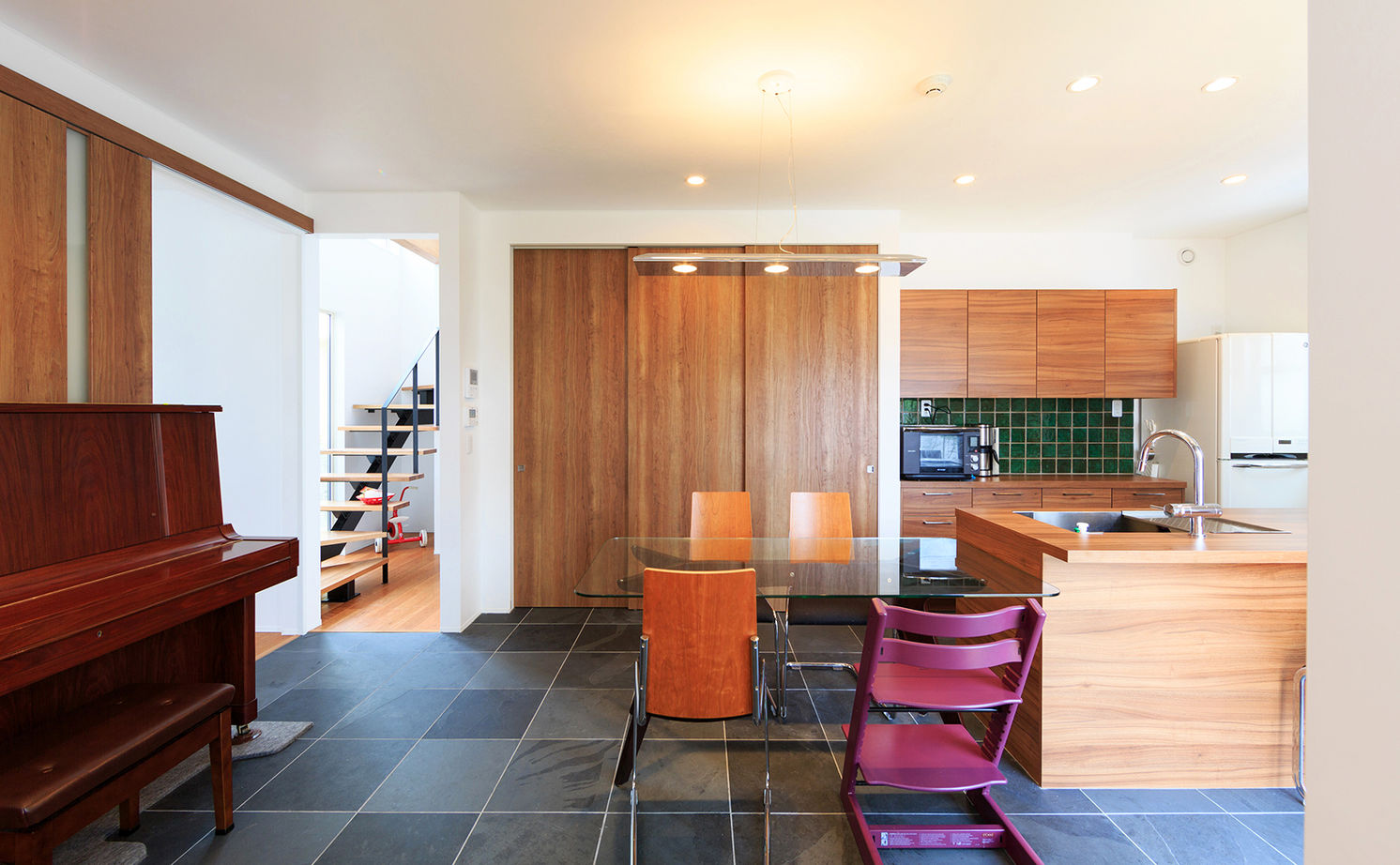 吹抜けの家  福山住宅 【2500～3000万円】彩り鮮やかで上品なインテリアで空間をデザイン。ガラス張りのインナーガレージのある家の建築実例画像4