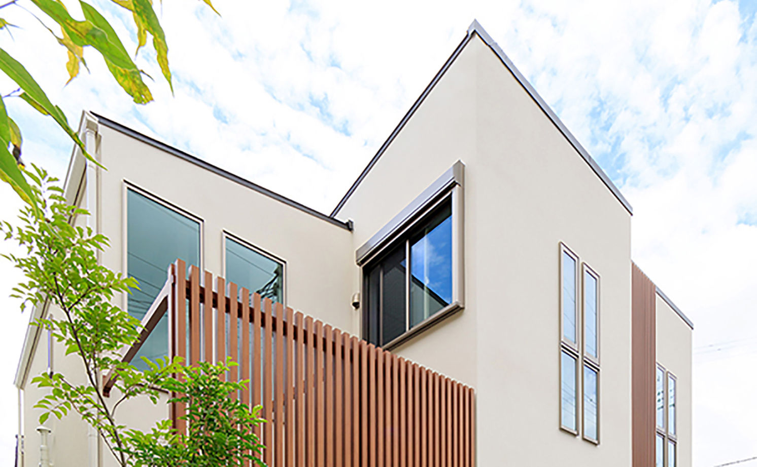 吹抜けの家  福山住宅 【2500～3000万円】彩り鮮やかで上品なインテリアで空間をデザイン。ガラス張りのインナーガレージのある家の建築実例画像5