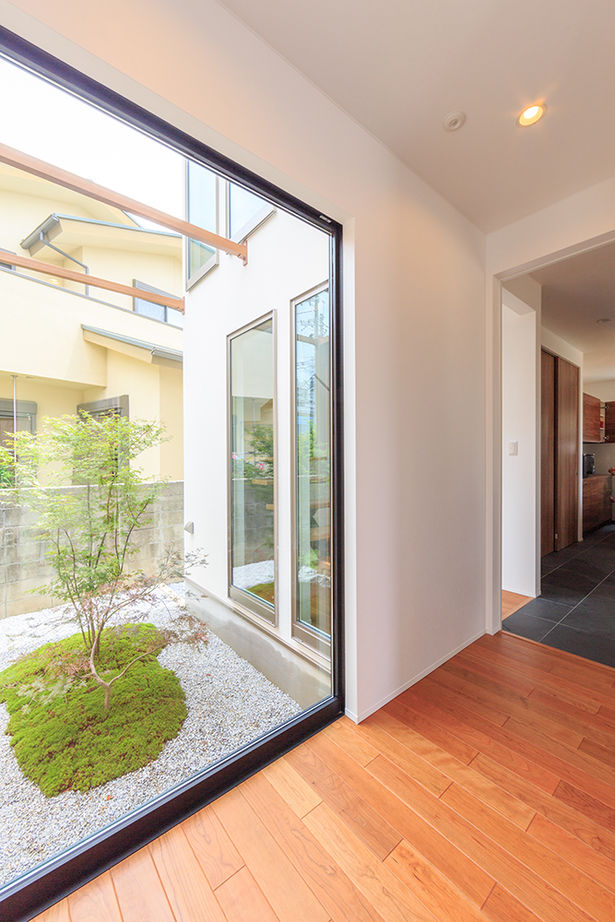 吹抜けの家  福山住宅 【2500～3000万円】彩り鮮やかで上品なインテリアで空間をデザイン。ガラス張りのインナーガレージのある家の建築実例画像6