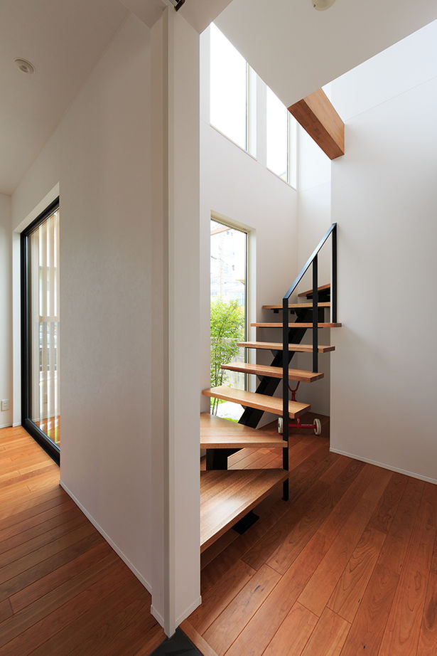 吹抜けの家  福山住宅 【2500～3000万円】彩り鮮やかで上品なインテリアで空間をデザイン。ガラス張りのインナーガレージのある家の建築実例画像7