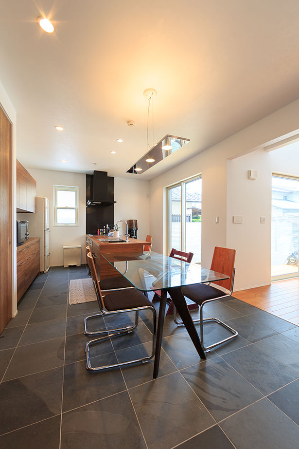 吹抜けの家  福山住宅 【2500～3000万円】彩り鮮やかで上品なインテリアで空間をデザイン。ガラス張りのインナーガレージのある家の建築実例画像12