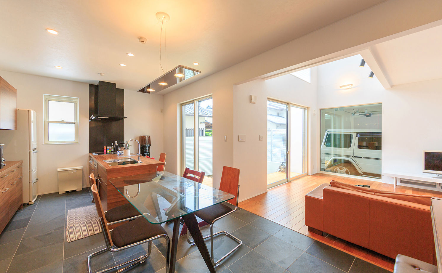 吹抜けの家  福山住宅 【2500～3000万円】彩り鮮やかで上品なインテリアで空間をデザイン。ガラス張りのインナーガレージのある家の建築実例画像13