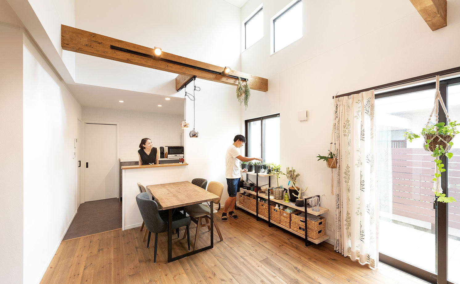 吹抜けの家  福山住宅 【北摂/2000万円台/土地探し】陽射しと緑に癒されるガーデンカフェみたいな家の建築実例画像2