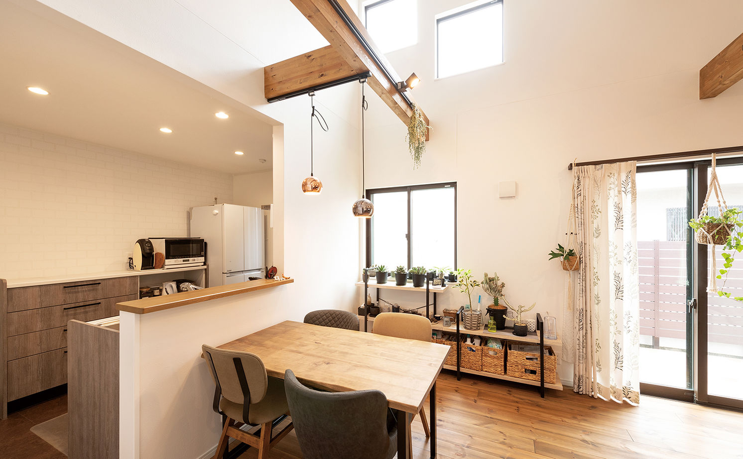 吹抜けの家  福山住宅 【北摂/2000万円台/土地探し】陽射しと緑に癒されるガーデンカフェみたいな家の建築実例画像5