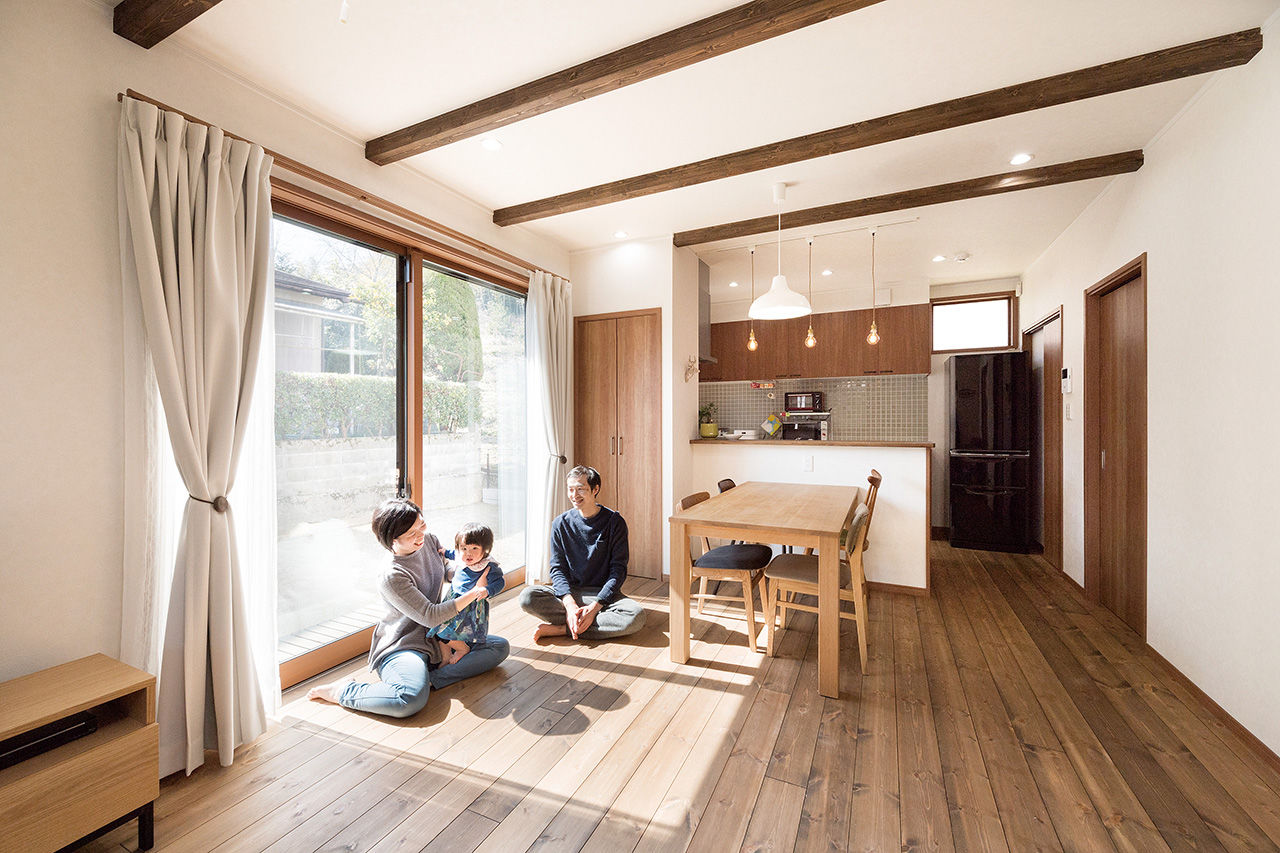 吹抜けの家  福山住宅 【京都/2000万円台/土地探し/間取り有】無垢の木が心地好いリビング。アンティークな和モダンの家の建築実例画像2