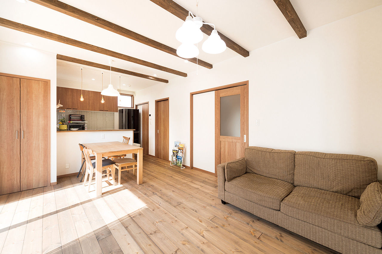 吹抜けの家  福山住宅 【京都/2000万円台/土地探し/間取り有】無垢の木が心地好いリビング。アンティークな和モダンの家の建築実例画像3