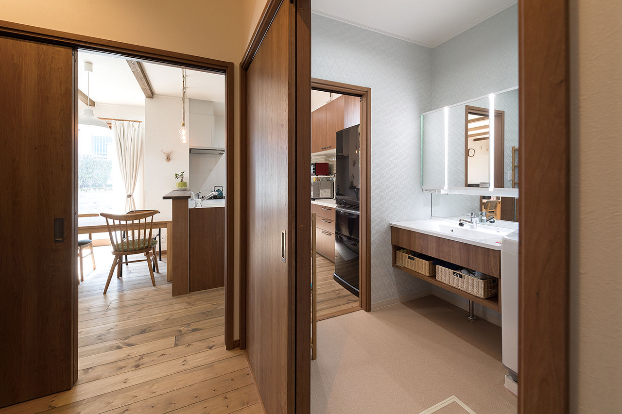 吹抜けの家  福山住宅 【京都/2000万円台/土地探し/間取り有】無垢の木が心地好いリビング。アンティークな和モダンの家の建築実例画像4