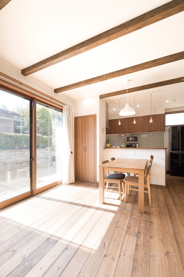 吹抜けの家  福山住宅 【京都/2000万円台/土地探し/間取り有】無垢の木が心地好いリビング。アンティークな和モダンの家の建築実例画像5