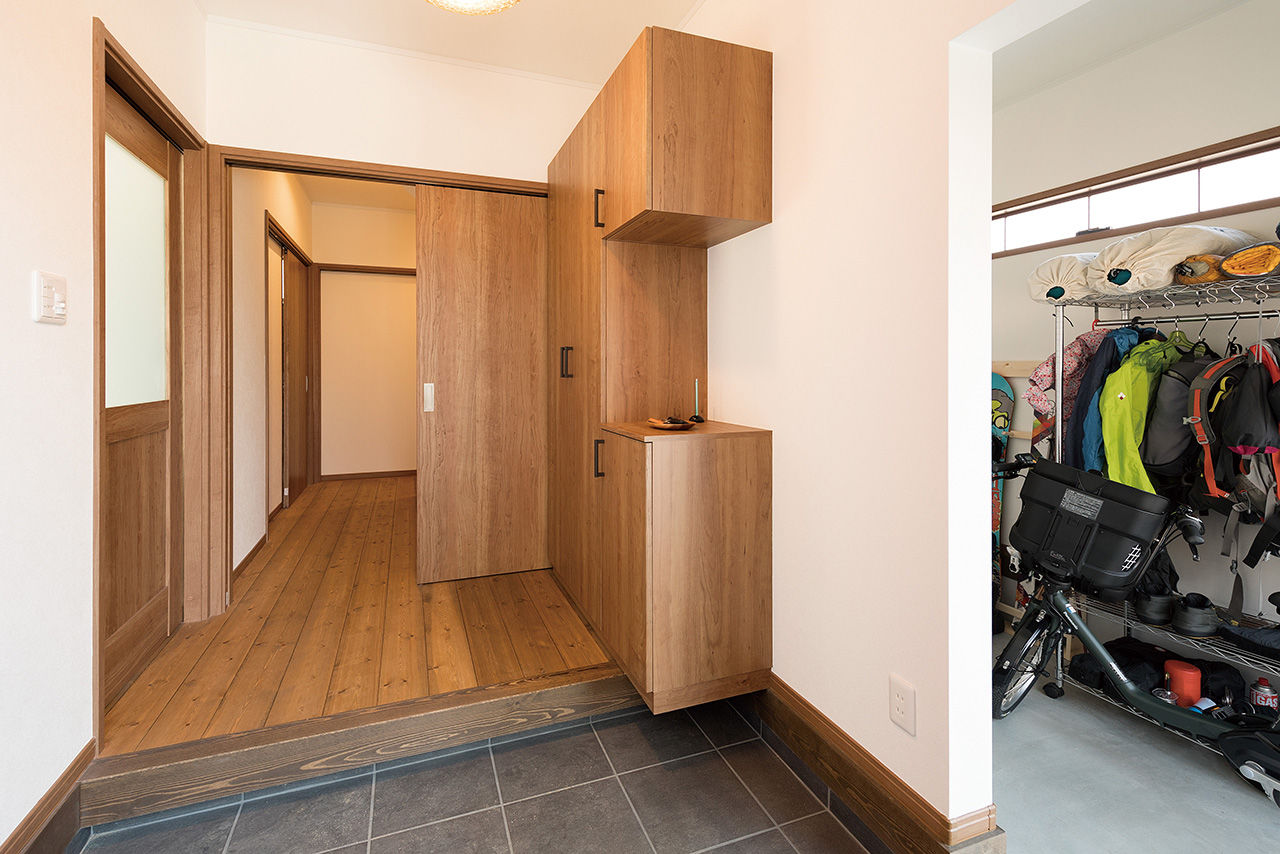 吹抜けの家  福山住宅 【京都/2000万円台/土地探し/間取り有】無垢の木が心地好いリビング。アンティークな和モダンの家の建築実例画像8