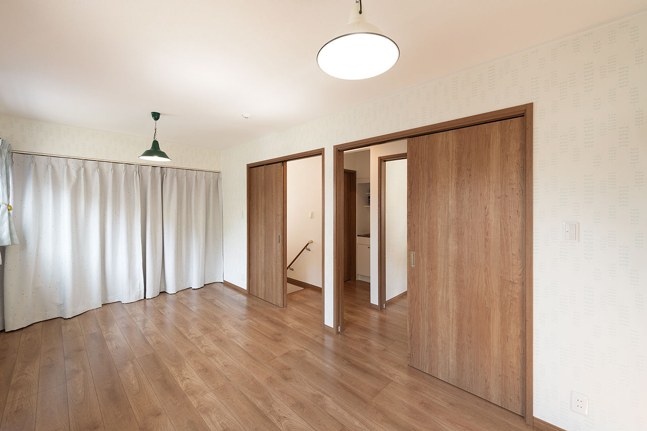 吹抜けの家  福山住宅 【京都/2000万円台/土地探し/間取り有】無垢の木が心地好いリビング。アンティークな和モダンの家の建築実例画像10