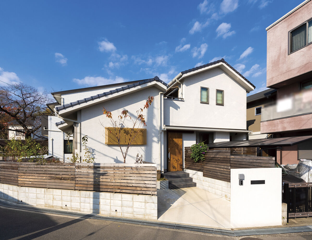 吹抜けの家  福山住宅 【北摂/2000万円台/土地探し/間取有り】南向きの庭とリビング。日当たりが良くゆったりとくつろげる家の建築実例画像1