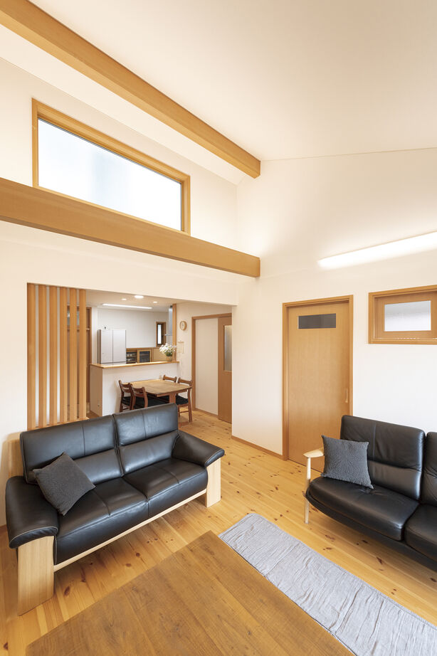 吹抜けの家  福山住宅 【北摂/2000万円台/土地探し/間取有り】南向きの庭とリビング。日当たりが良くゆったりとくつろげる家の建築実例画像2