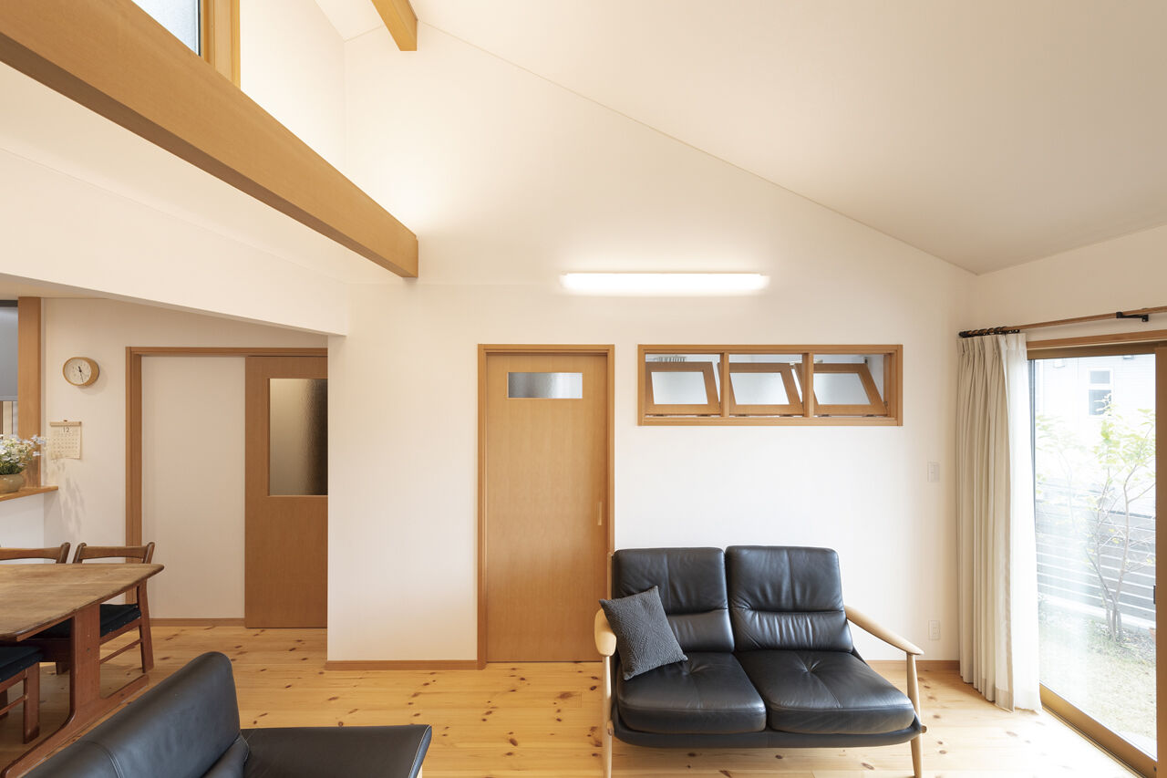 吹抜けの家  福山住宅 【北摂/2000万円台/土地探し/間取有り】南向きの庭とリビング。日当たりが良くゆったりとくつろげる家の建築実例画像3