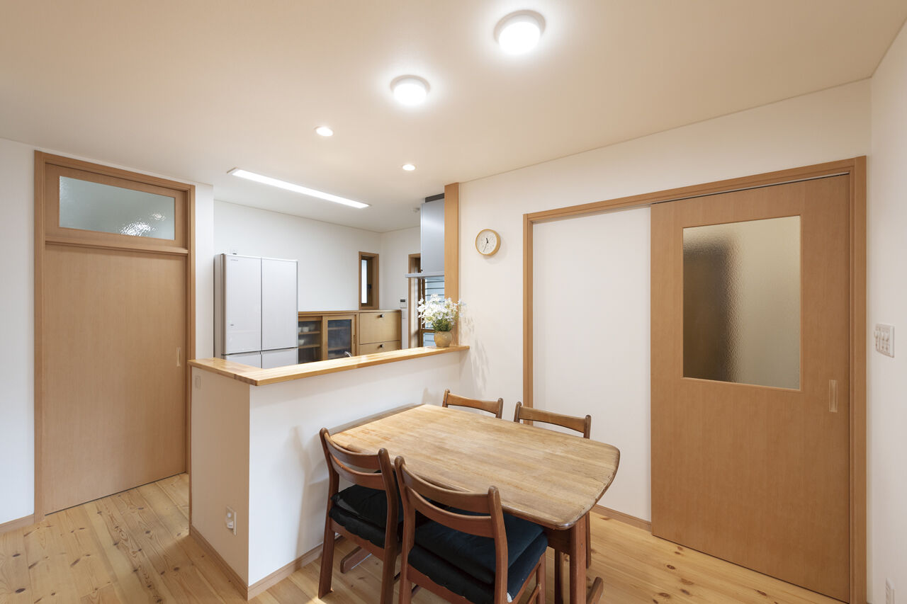 吹抜けの家  福山住宅 【北摂/2000万円台/土地探し/間取有り】南向きの庭とリビング。日当たりが良くゆったりとくつろげる家の建築実例画像4