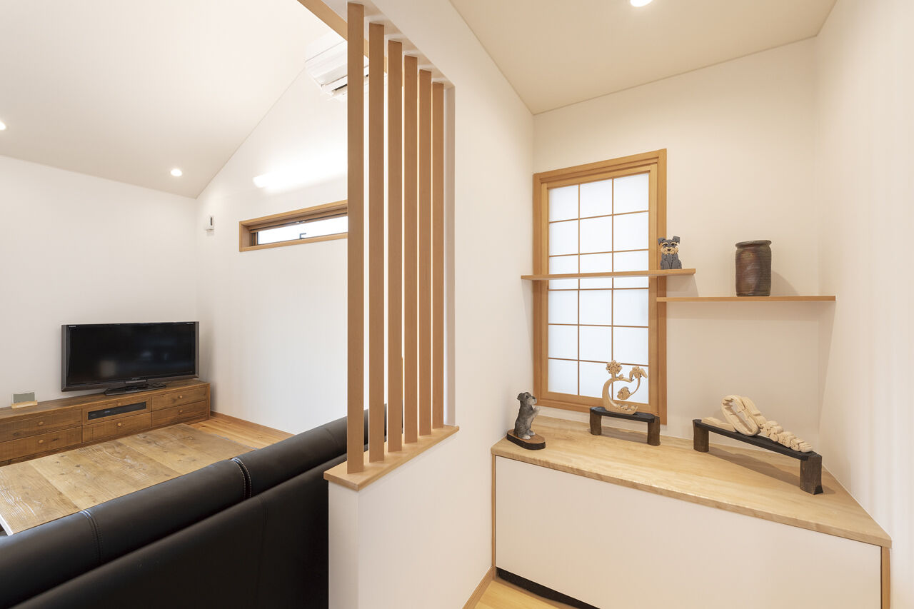 吹抜けの家  福山住宅 【北摂/2000万円台/土地探し/間取有り】南向きの庭とリビング。日当たりが良くゆったりとくつろげる家の建築実例画像5