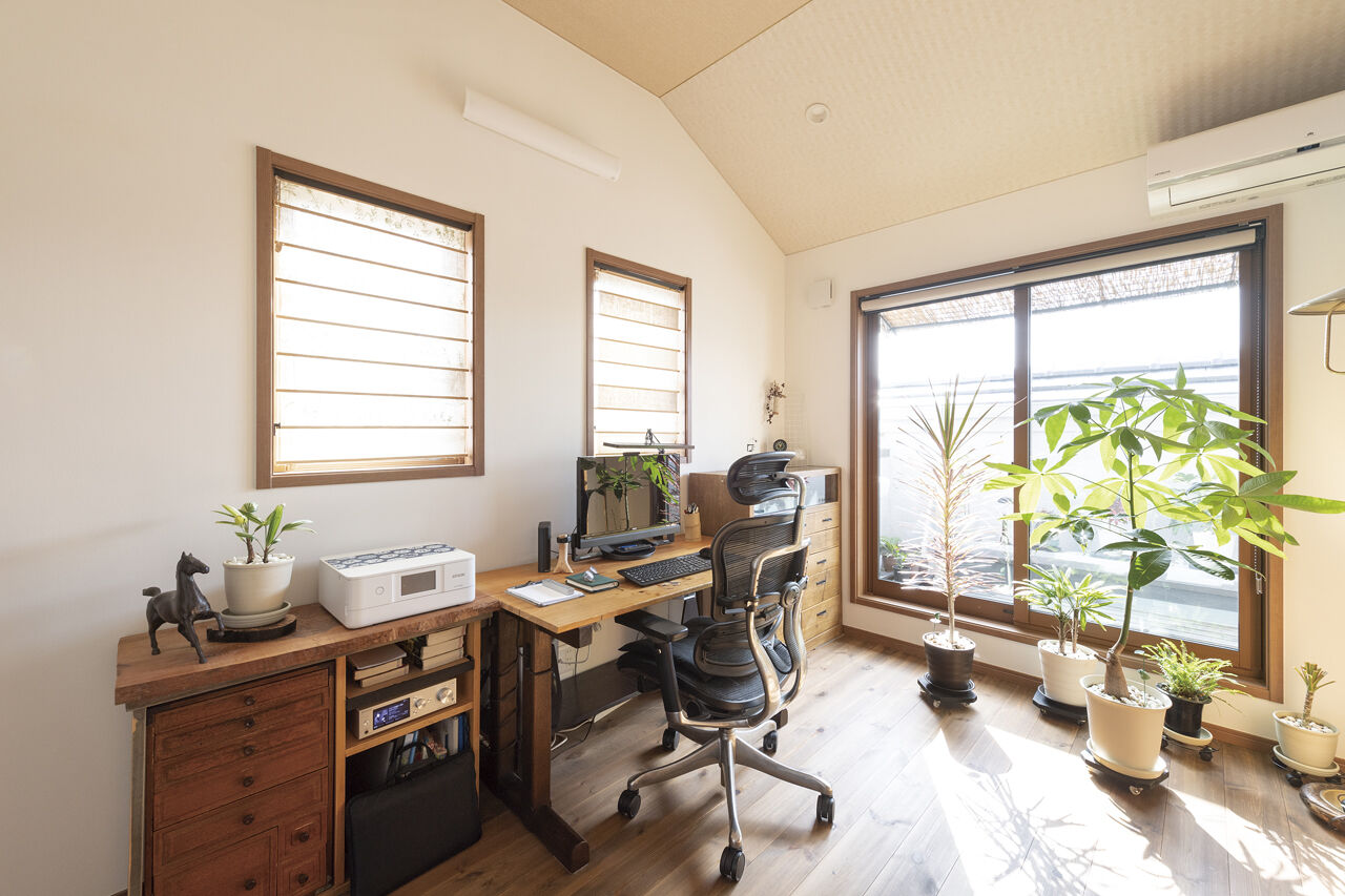 吹抜けの家  福山住宅 【北摂/2000万円台/土地探し/間取有り】南向きの庭とリビング。日当たりが良くゆったりとくつろげる家の建築実例画像6