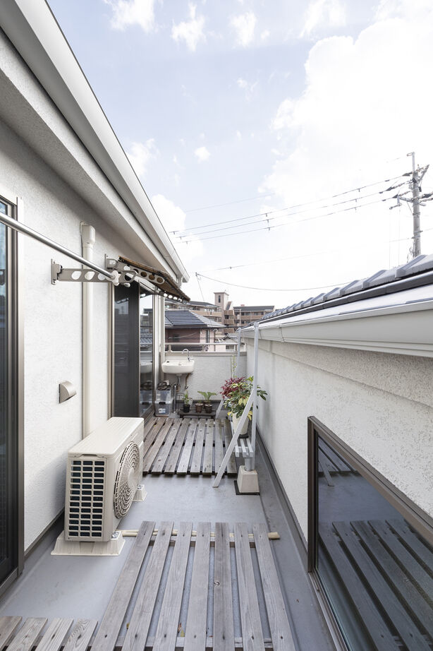 吹抜けの家  福山住宅 【北摂/2000万円台/土地探し/間取有り】南向きの庭とリビング。日当たりが良くゆったりとくつろげる家の建築実例画像7