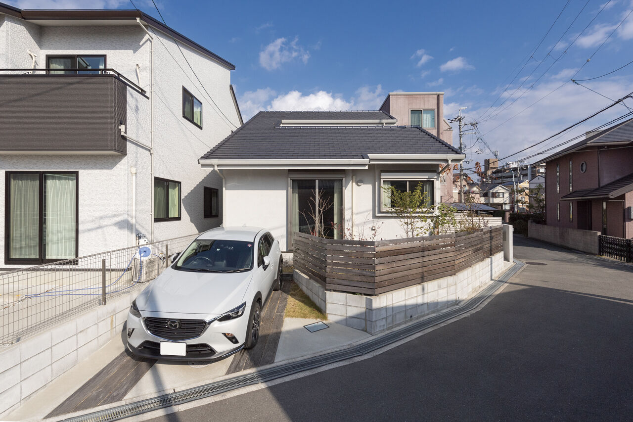 吹抜けの家  福山住宅 【北摂/2000万円台/土地探し/間取有り】南向きの庭とリビング。日当たりが良くゆったりとくつろげる家の建築実例画像9