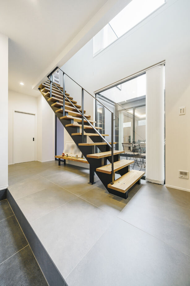 吹抜けの家  福山住宅 【北摂/3000万円台/土地探し】愛犬と安全に遊べる、癒しのセンターコートがある家の建築実例画像9