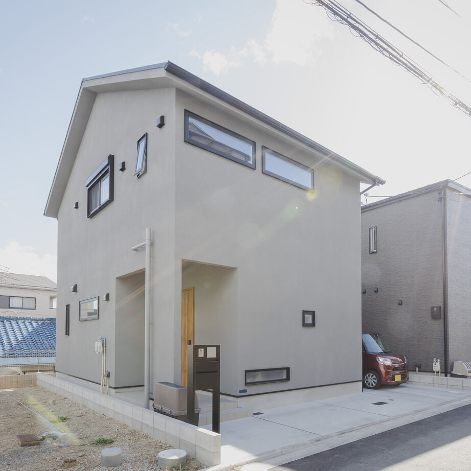 吹抜けの家  福山住宅 【北摂/2000万円台/土地探し/間取有り】約20畳のオープンLDK、生活感を見せないシンプルライフの建築実例画像1