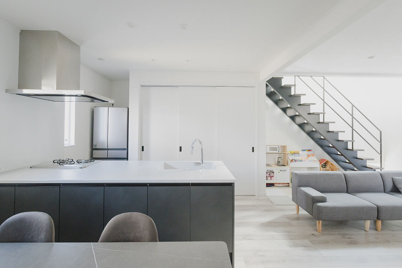 吹抜けの家  福山住宅 【北摂/2000万円台/土地探し/間取有り】約20畳のオープンLDK、生活感を見せないシンプルライフの建築実例画像2