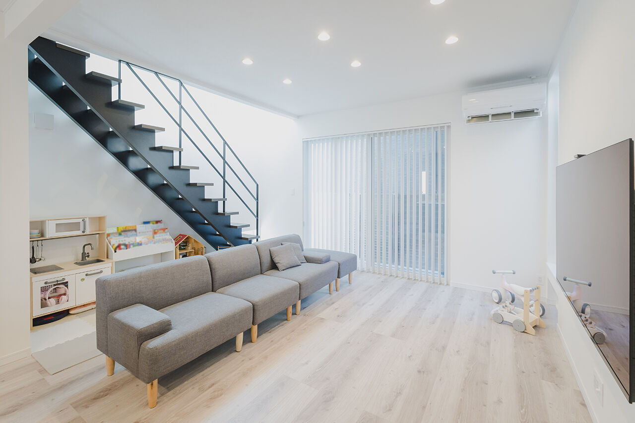 吹抜けの家  福山住宅 【北摂/2000万円台/土地探し/間取有り】約20畳のオープンLDK、生活感を見せないシンプルライフの建築実例画像3