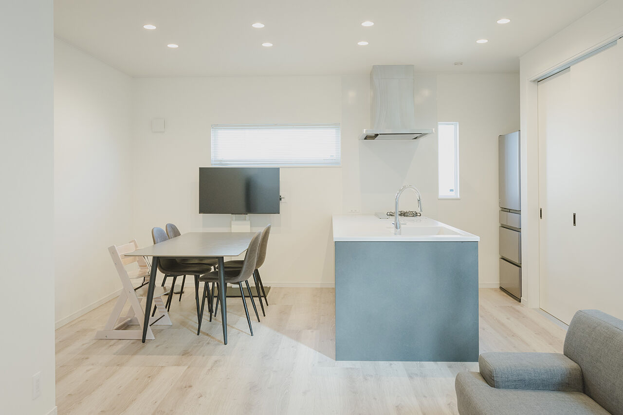 吹抜けの家  福山住宅 【北摂/2000万円台/土地探し/間取有り】約20畳のオープンLDK、生活感を見せないシンプルライフの建築実例画像4