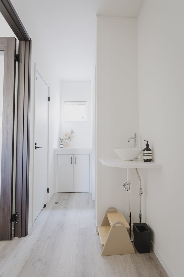 吹抜けの家  福山住宅 【北摂/2000万円台/土地探し/間取有り】約20畳のオープンLDK、生活感を見せないシンプルライフの建築実例画像7