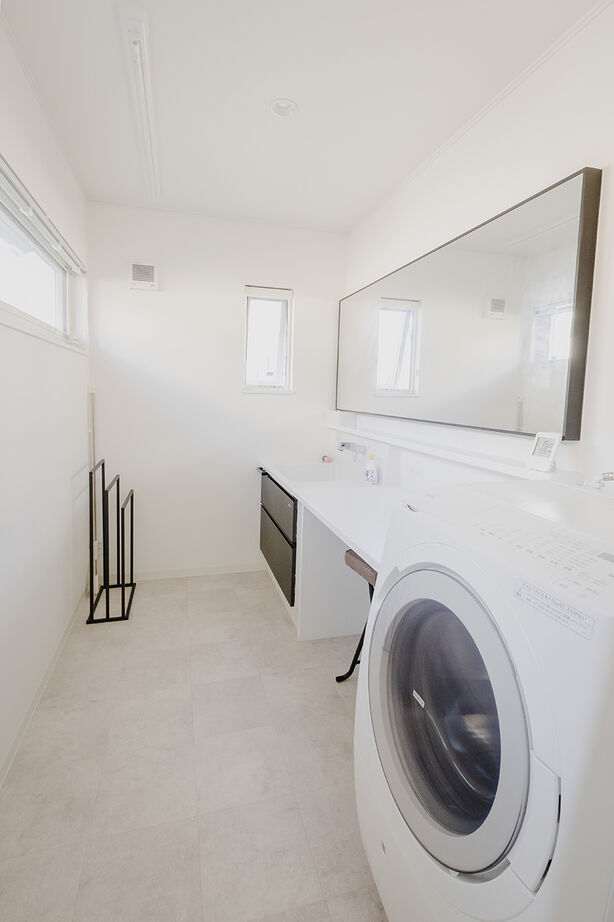 吹抜けの家  福山住宅 【北摂/2000万円台/土地探し/間取有り】約20畳のオープンLDK、生活感を見せないシンプルライフの建築実例画像8