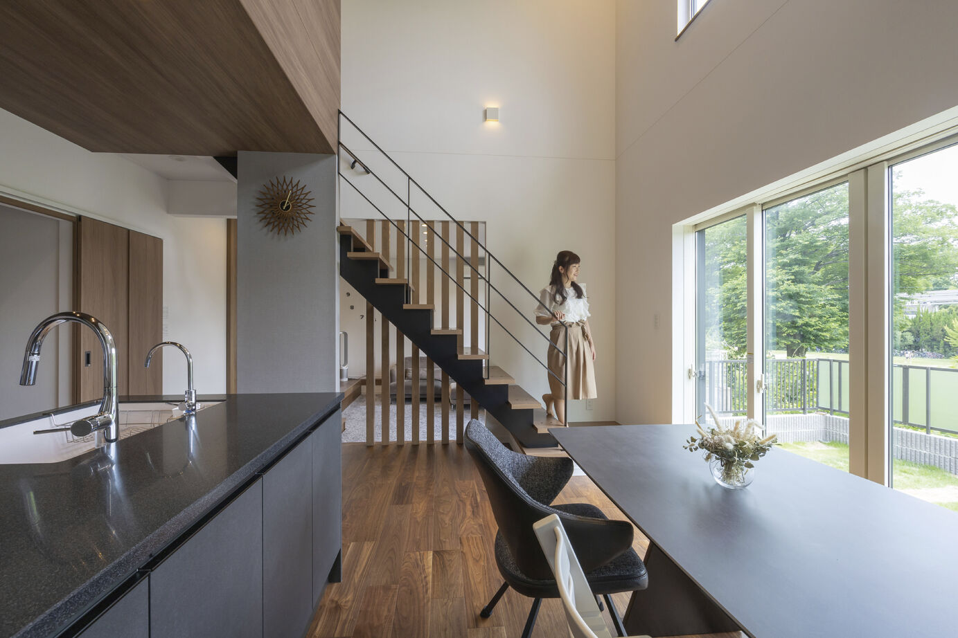 吹抜けの家  福山住宅 【吹き抜け/北摂/3000万円台/一級建築士】緑を切り取る窓がある暮らし。伸びやかで美しい家の建築実例画像