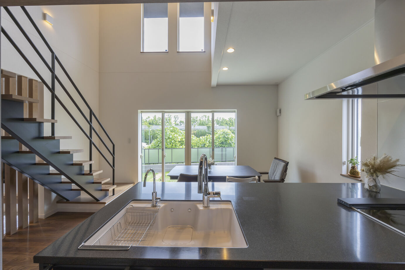 吹抜けの家  福山住宅 【吹き抜け/北摂/3000万円台/一級建築士】緑を切り取る窓がある暮らし。伸びやかで美しい家の建築実例画像10