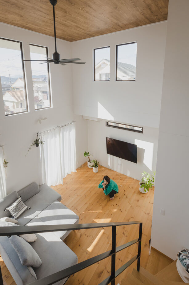 吹抜けの家  福山住宅 【北摂/2000万円台/庭付き】10帖もの吹抜けを心地よく愉しむ。性能と動線が叶える快適な家の建築実例画像2