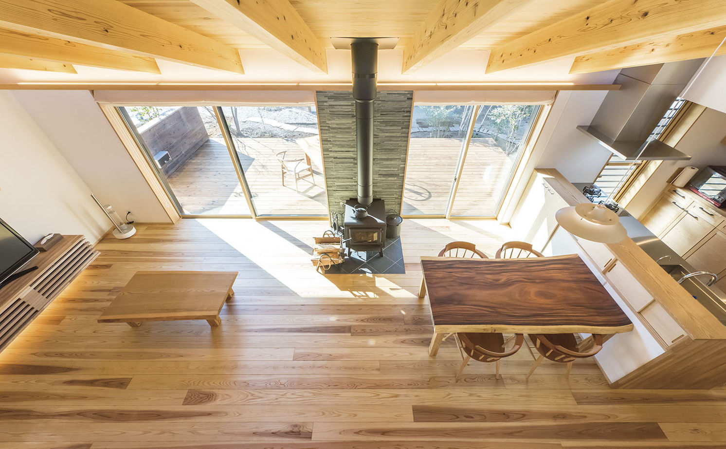 松本建設 ハート・ビル建築設計事務所 【比企郡/1000万円台/30坪台/平屋/薪ストーブ/ウッドデッキ】解放感あふれるLDKの快適な木の家の暮らしの建築実例画像3