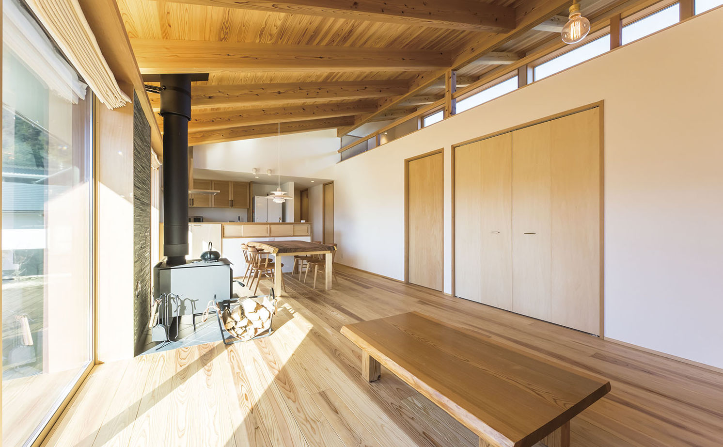 松本建設 ハート・ビル建築設計事務所 【比企郡/1000万円台/30坪台/平屋/薪ストーブ/ウッドデッキ】解放感あふれるLDKの快適な木の家の暮らしの建築実例画像6