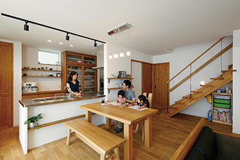 松本建設 ハート・ビル建築設計事務所 【比企郡/2000万円台/40坪台/間取り有/ガレージハウス】熟練大工がつくる造作家具　家族が育む自然素材の家の建築実例画像2