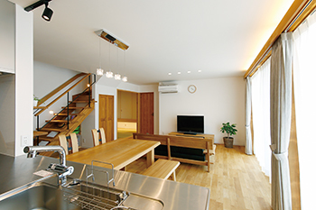 松本建設 ハート・ビル建築設計事務所 【比企郡/2000万円台/40坪台/間取り有/ガレージハウス】熟練大工がつくる造作家具　家族が育む自然素材の家の建築実例画像4