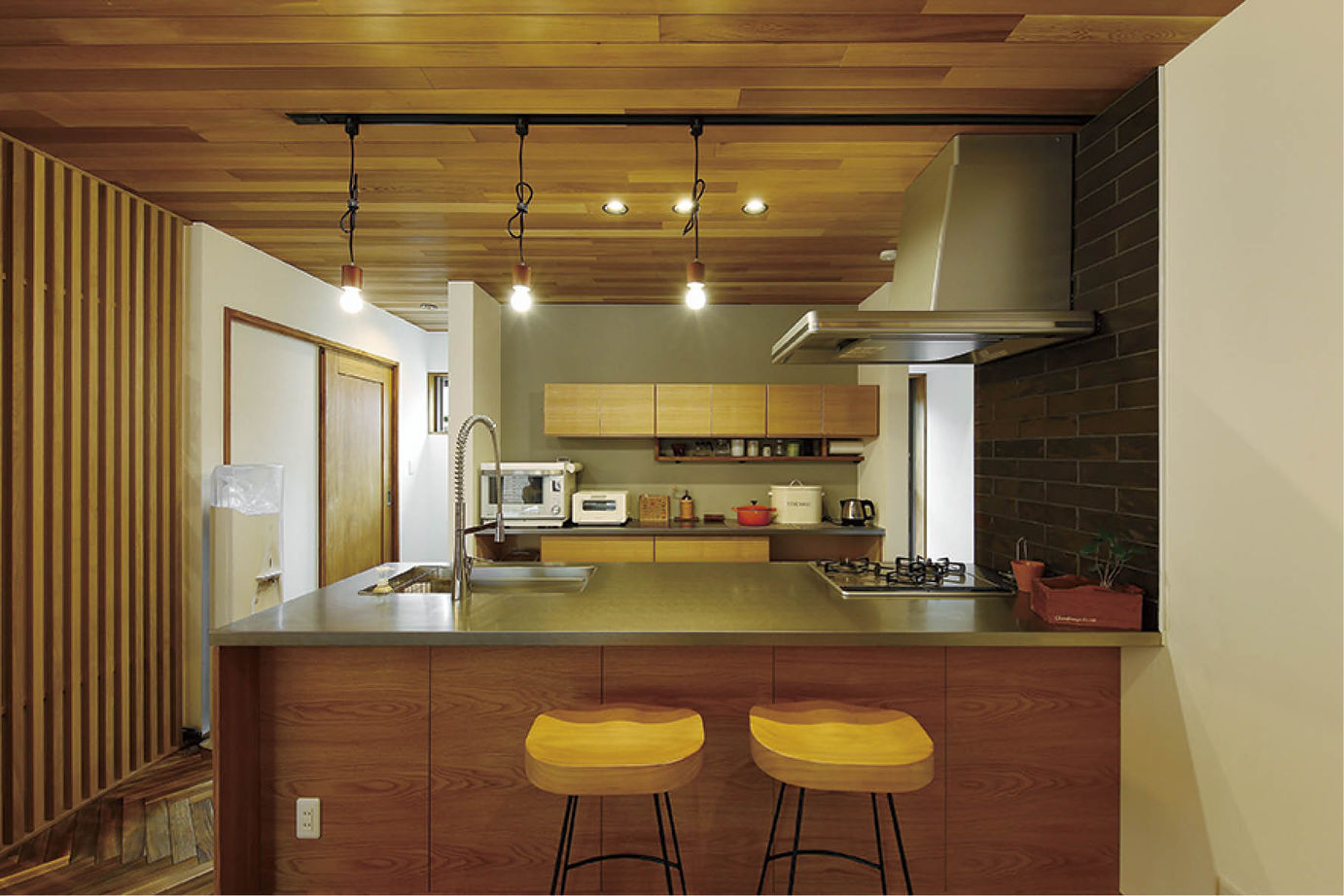 松本建設 ハート・ビル建築設計事務所 【2000万円台/40坪台/間取り有】ヘリンボーンの床が上品な雰囲気を醸す、無垢材をふんだんに使用した家の建築実例画像3