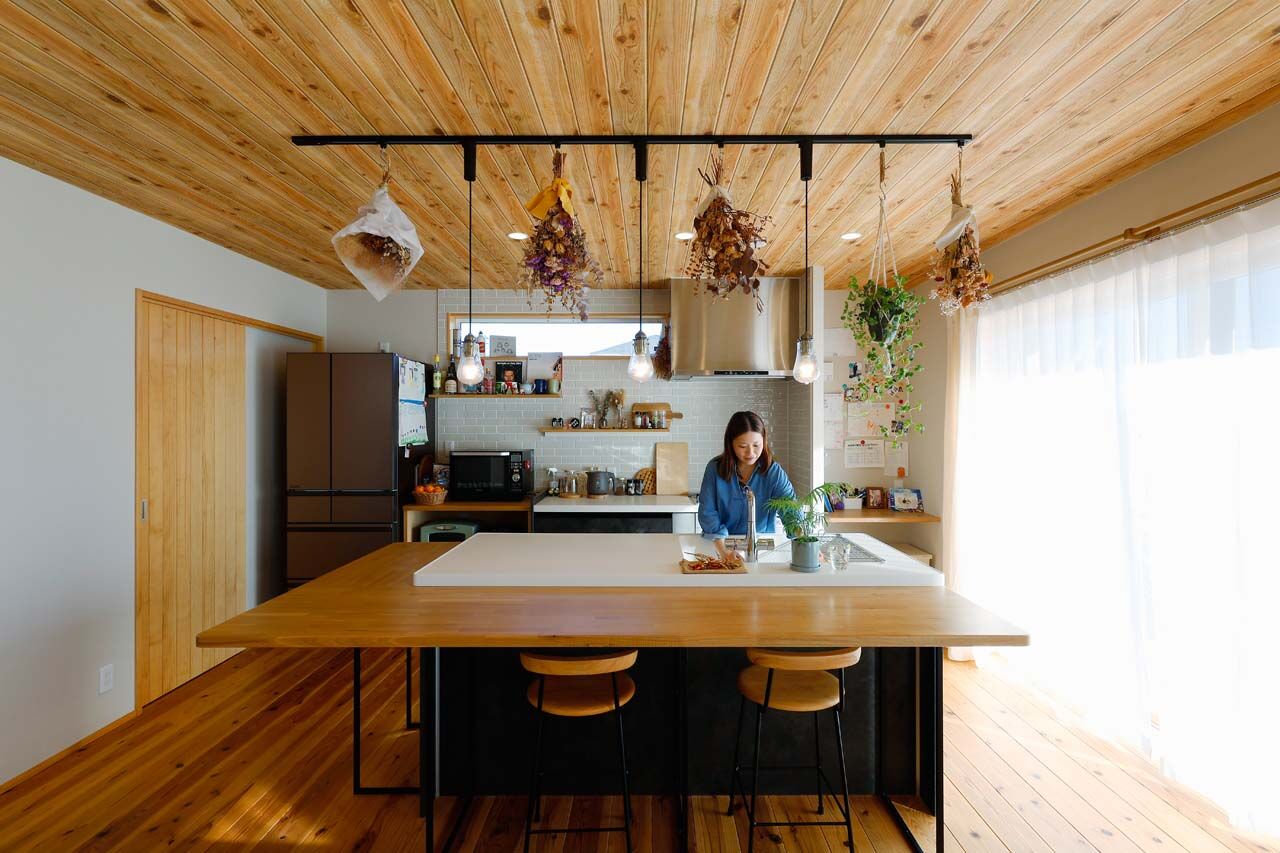 松本建設 ハート・ビル建築設計事務所 【熊谷市／2000万円台／30坪台／間取り図有】3000冊分の本棚など、造作でこだわりを叶えた心地よい木の家の建築実例画像2