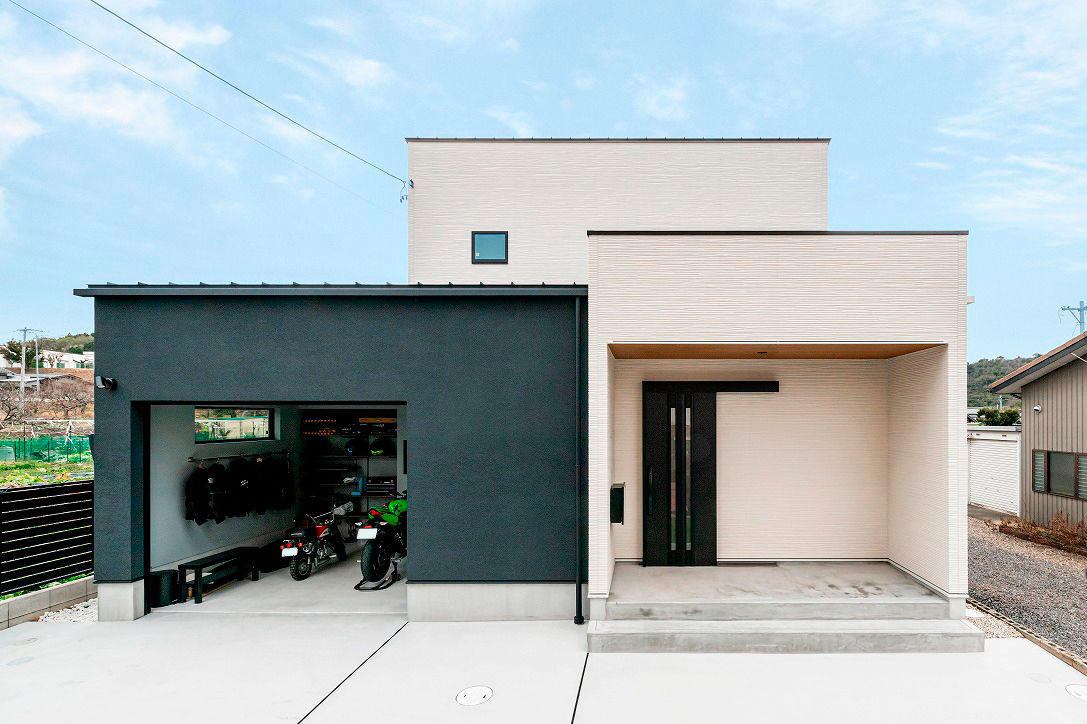 アーキテックス（GROOVY / KANAL HOME / SIMPLE is... / dramacy） 【ビルトインガレージ/2階建て/40坪台】2人暮らしで趣味を楽しむ！家事ラクを叶える間取りとバイクガレージの建築実例画像1