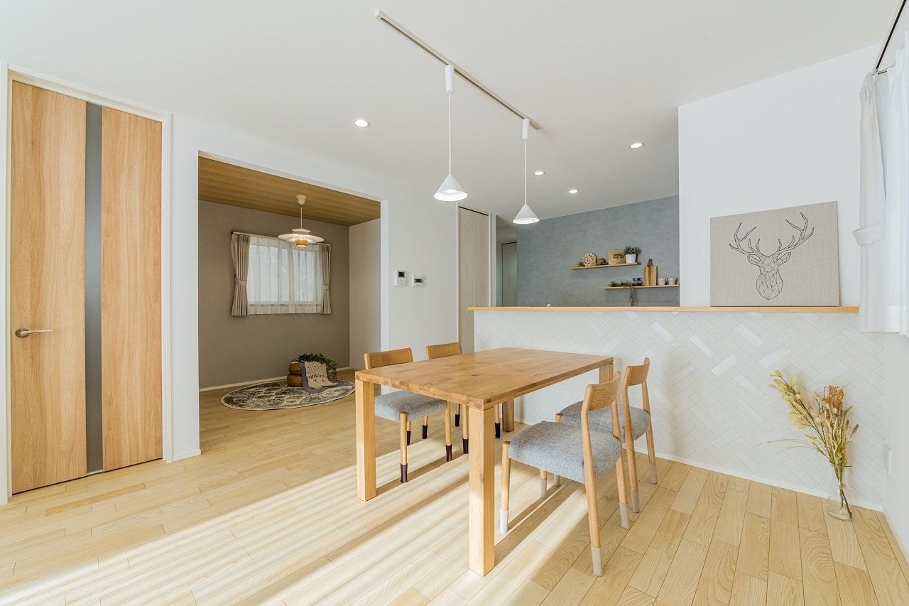 アーキテックス（GROOVY / KANAL HOME / SIMPLE is... / dramacy） 【2階建て/狭小間口5.9ｍ/30坪台/間取り図/駐車スペース】無駄な廊下を省き生活スペースを広く取った間取りの建築実例画像3