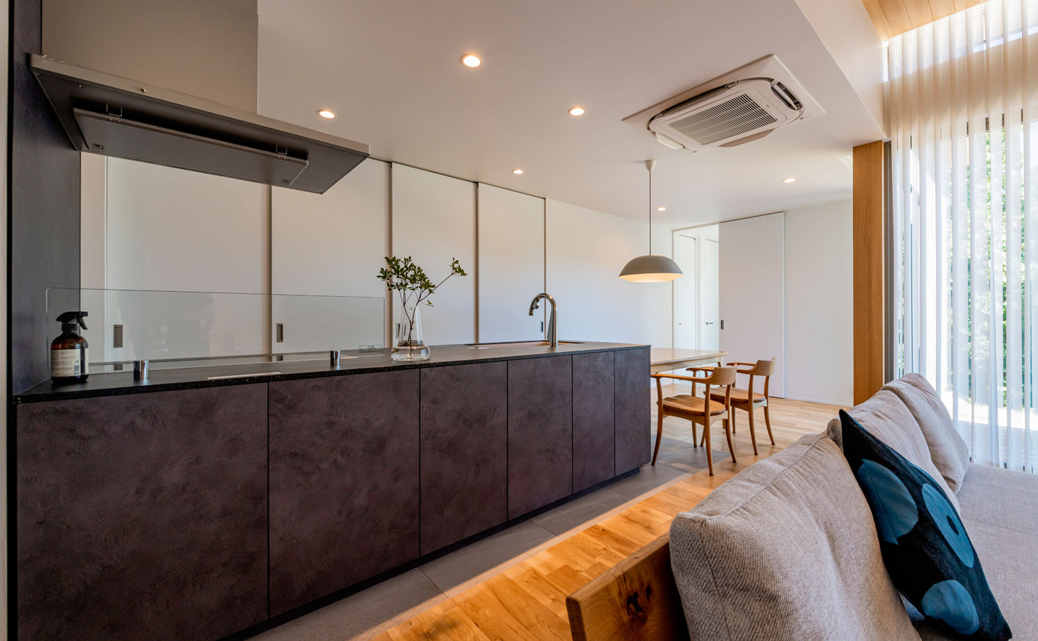 アーキテックス（GROOVY / KANAL HOME / SIMPLE is... / dramacy） 【平屋/三角形の変形地/3LDK/30坪台/間取り図】開放感のある平屋！ポイントは軒のある片流れの大屋根の平屋の建築実例画像3