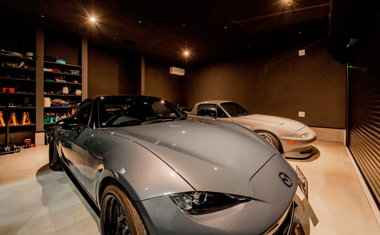 アーキテックス（GROOVY / KANAL HOME / SIMPLE is... / dramacy） 【ビルトインガレージ/40坪台/2階建て】愛車を眺められる至高の間取り。グレー1色のシックなガレージハウスの建築実例画像2