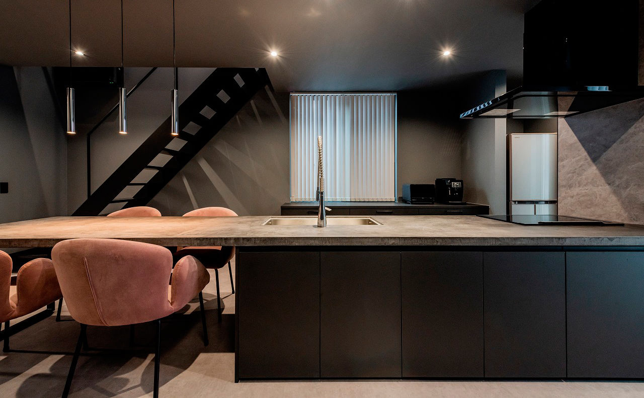 アーキテックス（GROOVY / KANAL HOME / SIMPLE is... / dramacy） 【ビルトインガレージ/40坪台/2階建て】愛車を眺められる至高の間取り。グレー1色のシックなガレージハウスの建築実例画像3