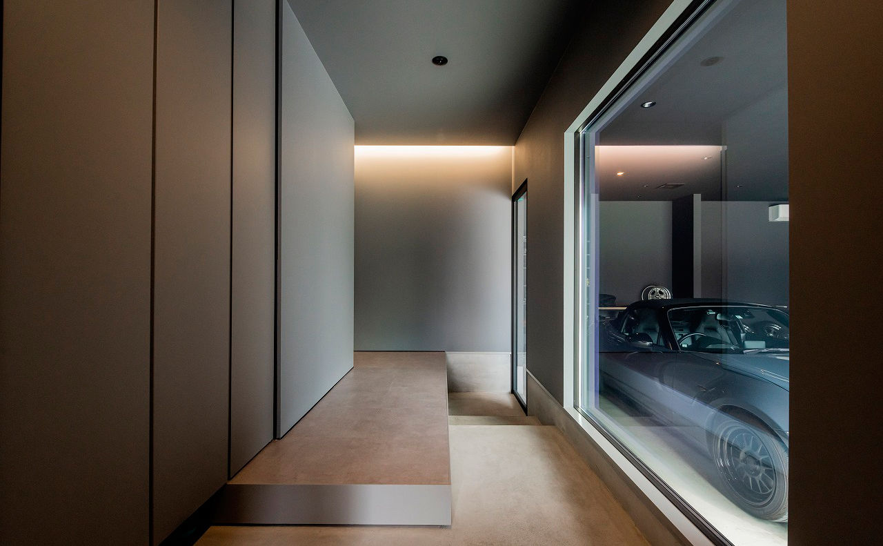 アーキテックス（GROOVY / KANAL HOME / SIMPLE is... / dramacy） 【ビルトインガレージ/40坪台/2階建て】愛車を眺められる至高の間取り。グレー1色のシックなガレージハウスの建築実例画像8