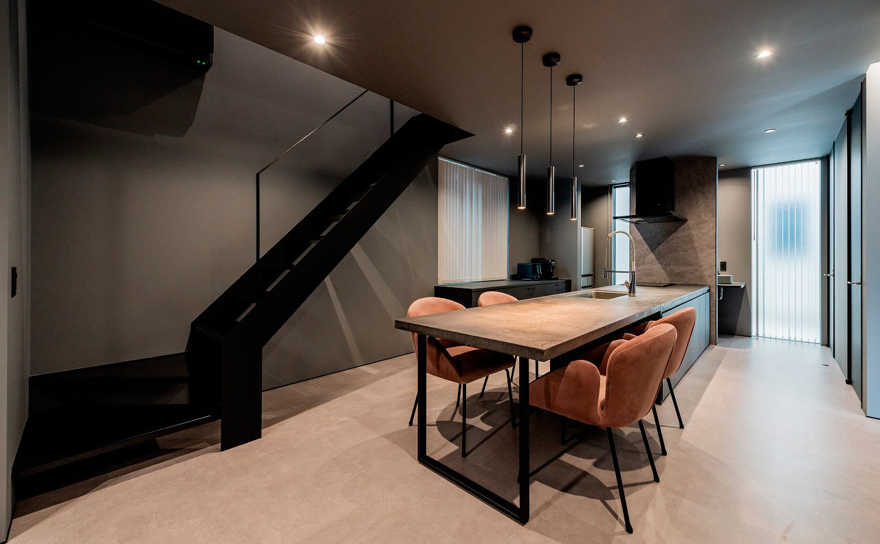 アーキテックス（GROOVY / KANAL HOME / SIMPLE is... / dramacy） 【ビルトインガレージ/40坪台/2階建て】愛車を眺められる至高の間取り。グレー1色のシックなガレージハウスの建築実例画像10