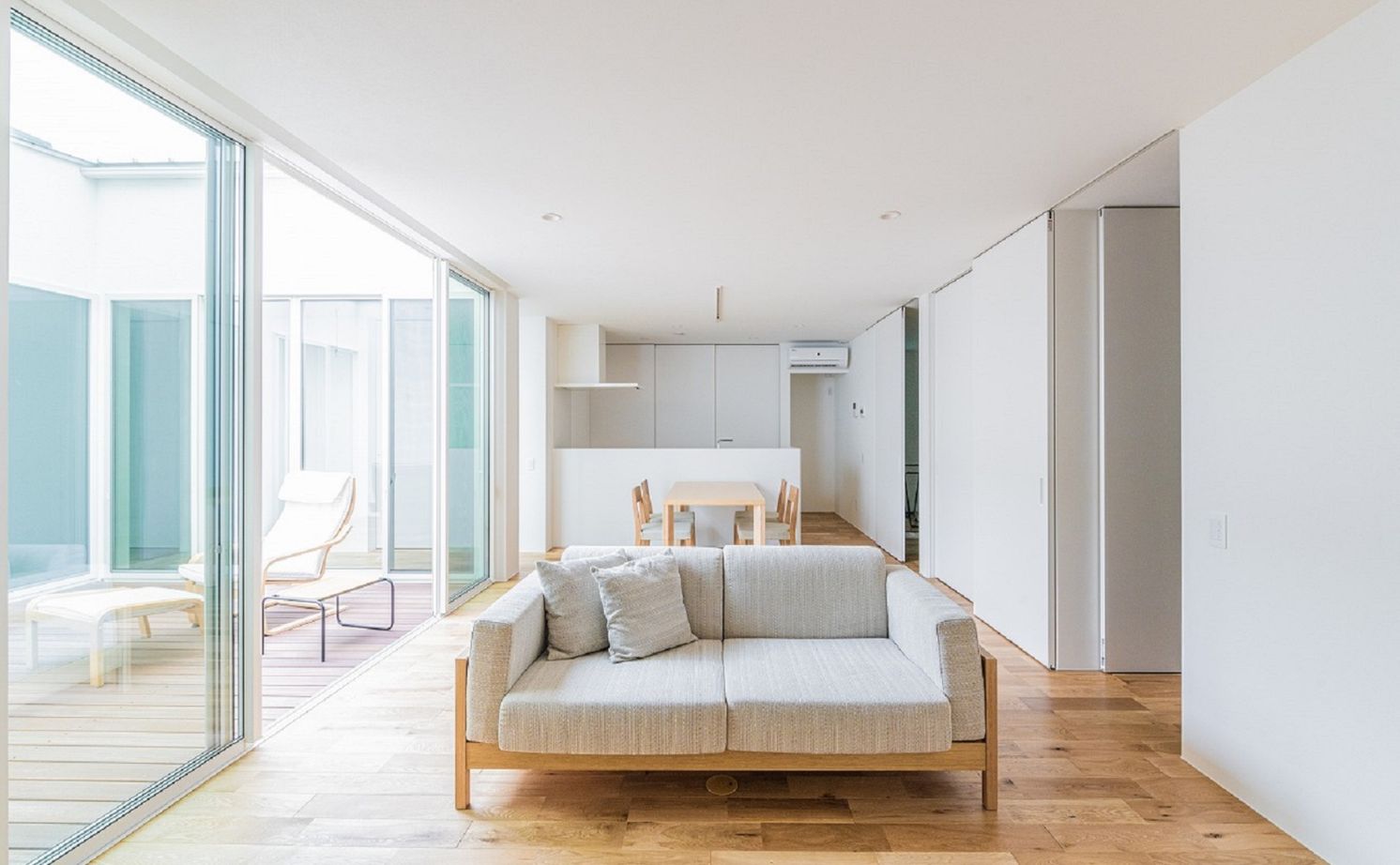 アーキテックス（GROOVY / KANAL HOME / SIMPLE is... / dramacy） 【平屋/シンプルモダン/20坪台/コンパクトな家】中庭のあるロの字型間取りの平屋。明るく開放的な空間に！の建築実例画像3