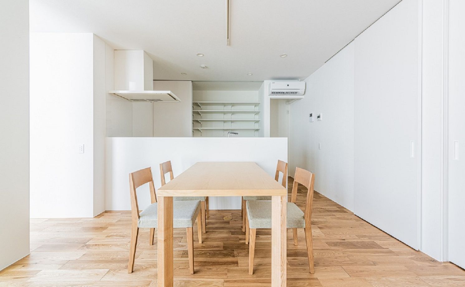 アーキテックス（GROOVY / KANAL HOME / SIMPLE is... / dramacy） 【平屋/シンプルモダン/20坪台/コンパクトな家】中庭のあるロの字型間取りの平屋。明るく開放的な空間に！の建築実例画像6